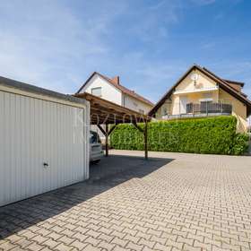 Garage mit Stellplatz