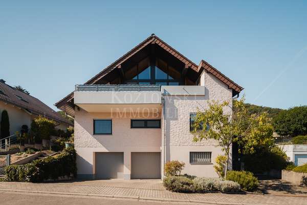 thumbnail von In begehrter Aussichtslage – Familienklassiker mit Sonnengarten und D-Garage!