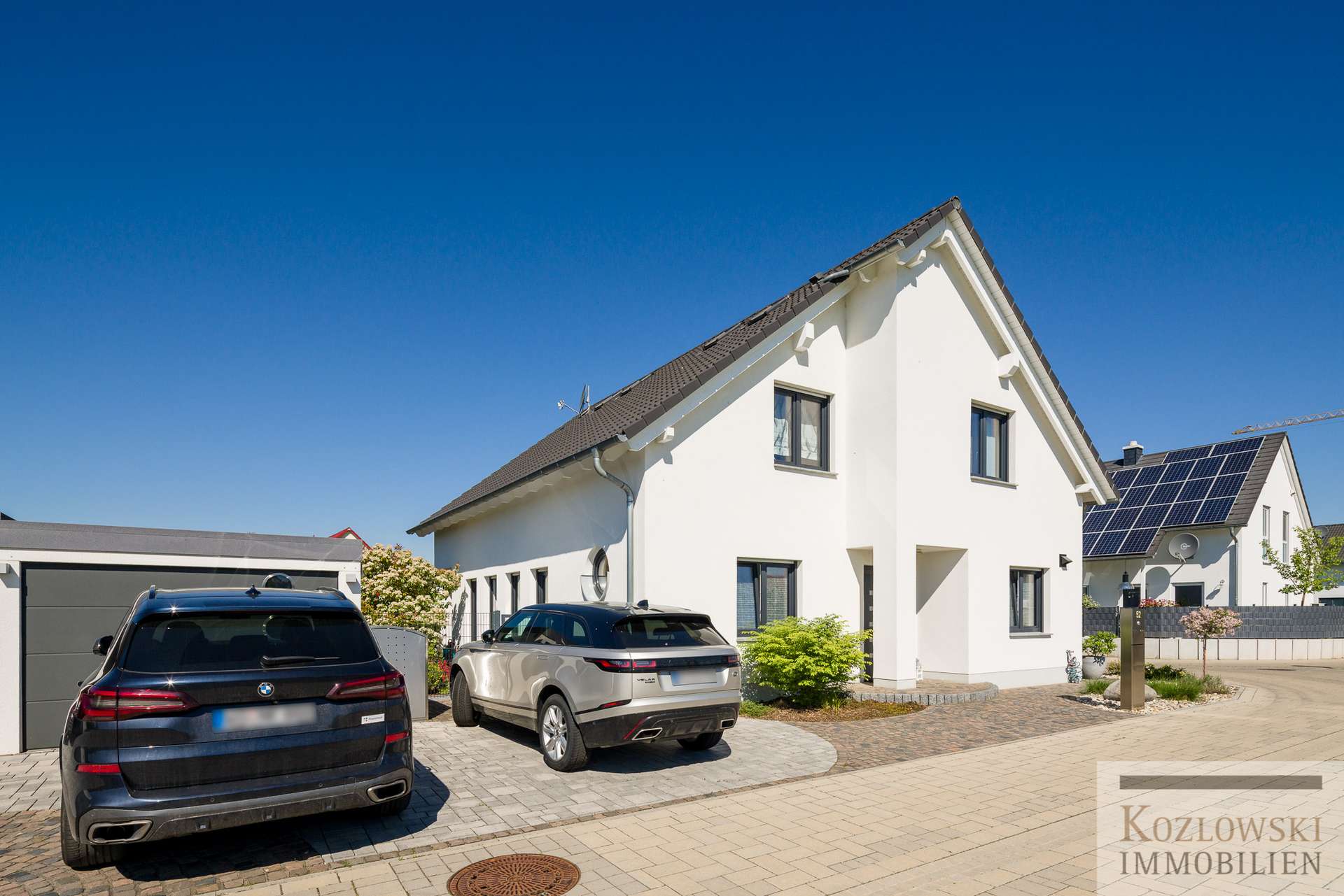 Garage mit Stellplätzen