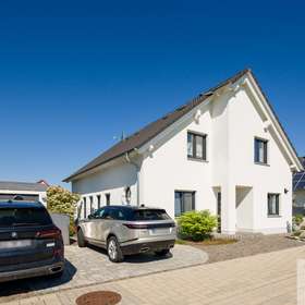 Garage mit Stellplätzen