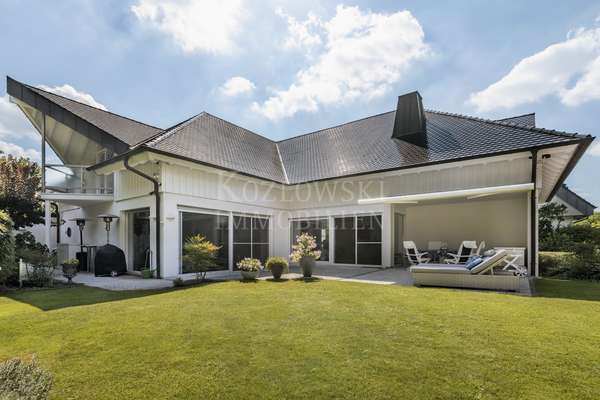 thumbnail von Einzigartig in Architektur und Größe – Galerie-Villa mit Indoor-Pool und Traumgarten!