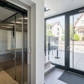 Treppenhaus mit Lift