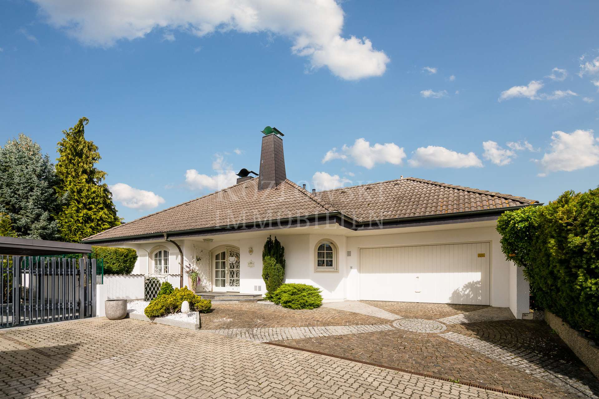 Hauseingang mit D-Garage