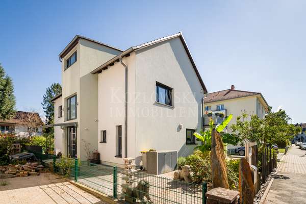 thumbnail von Familientraum am August-Bebel-Park – Hochwertig kernsaniertes EFH mit herrlichem Garten!