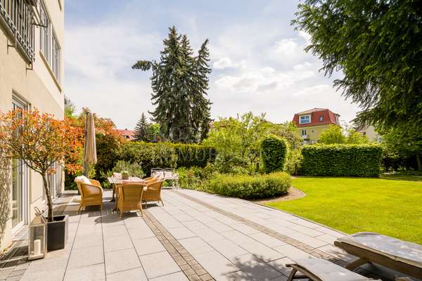 thumbnail von Unikat in bester Adresse – Exquisite „Haus in Haus-Architektur“ mit 790 qm Privatgarten!