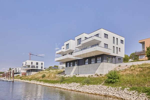 thumbnail von Top Wasserlage am Luitpoldhafen – Design-Neubau-Maisonette mit EBK, Sonnenterrasse und Garage!