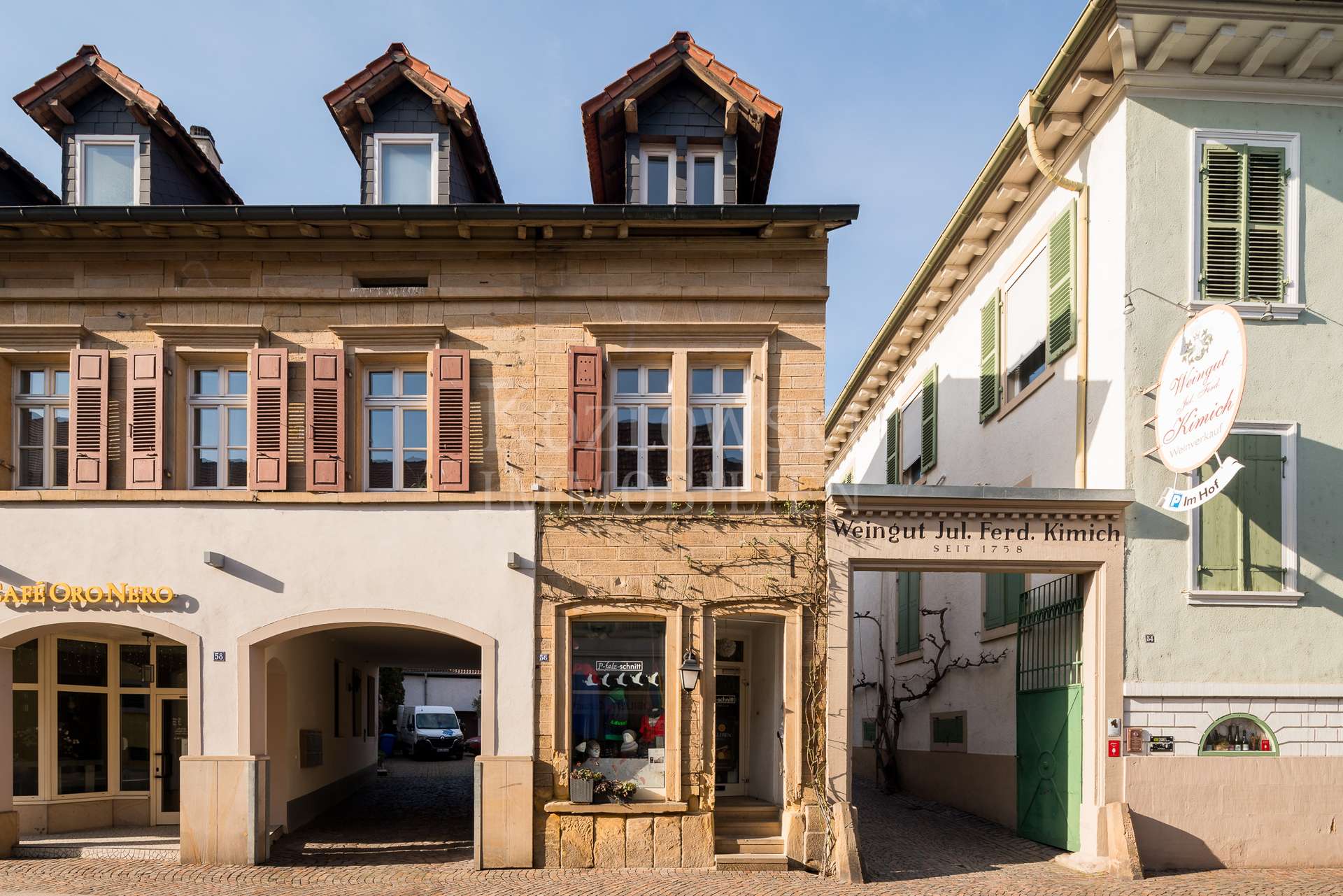 Stadthaus mit kleinem Laden