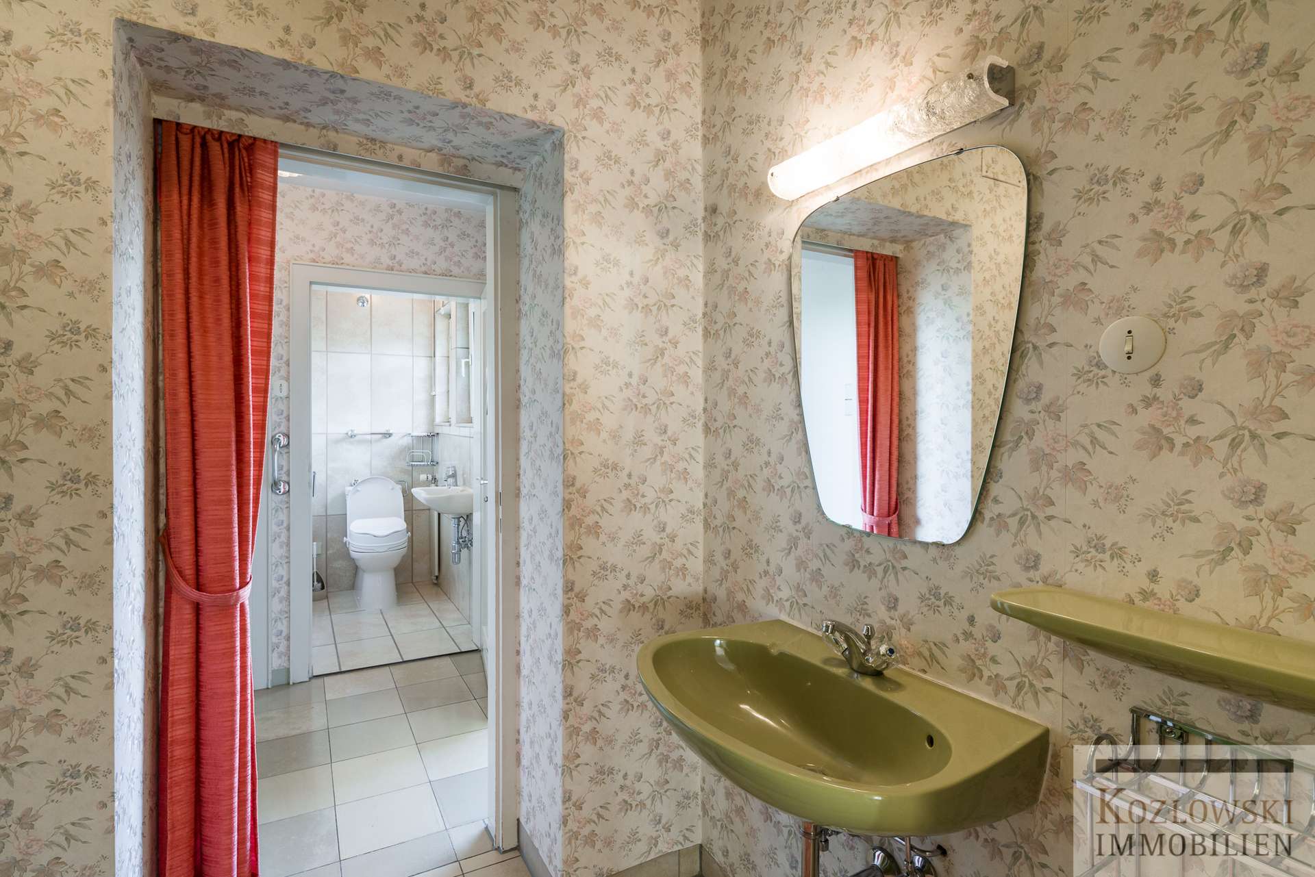 Gäste-WC mit Vorraum