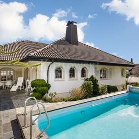 Bungalow mit Pool