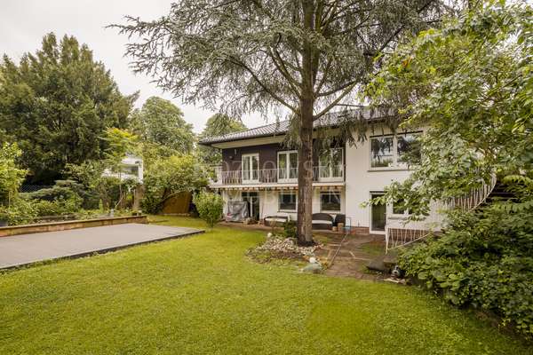 thumbnail von Bestlage Neuostheim – Charmante Altbau-Villa mit Traumgarten!