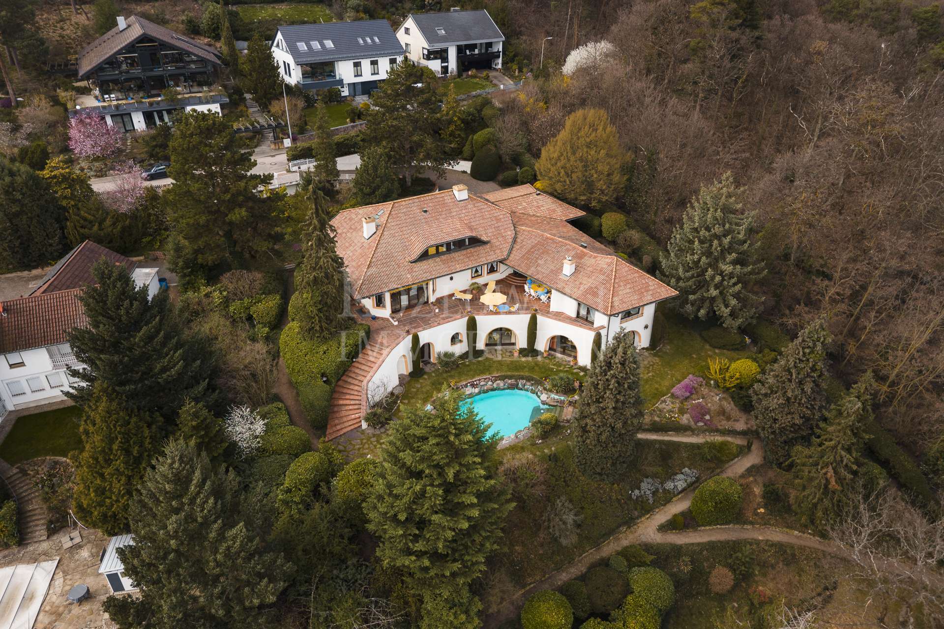 Alpiner Charme in Hanglage