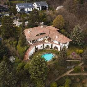 Alpiner Charme in Hanglage