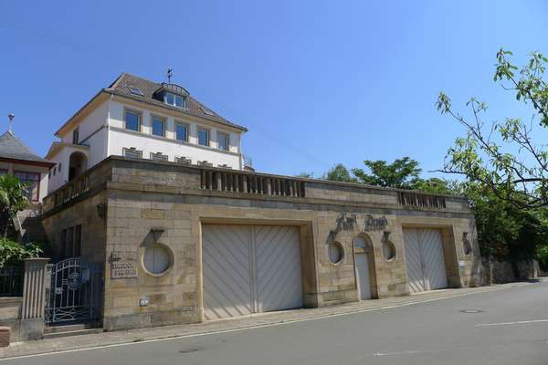 thumbnail von Historische Rarität in grandioser Panoramalage – Die „Winzervilla Deutsch“!