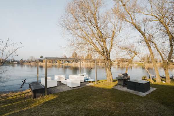 thumbnail von Exklusives Refugium am Privatsee – Hochmoderne Designvilla im Bauhausstil!