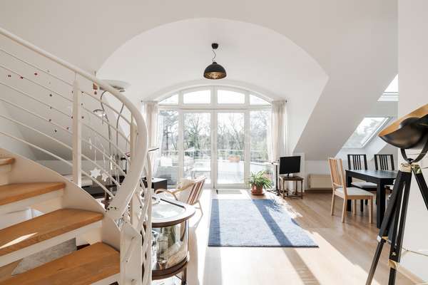 thumbnail von Penthouse-Flair vis á vis Stollenwörthweiher – Sonnige Galerie-Maisonette mit Dachterrasse!