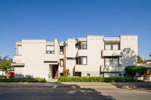 thumbnail von Besondere Kapitalanlage – Voll vermietetes 6-Familienhaus in zeitloser Architektur!