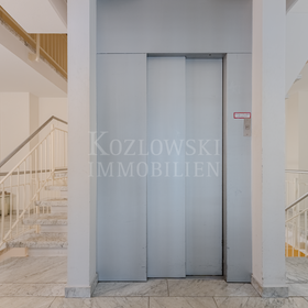 Treppenhaus mit Lift