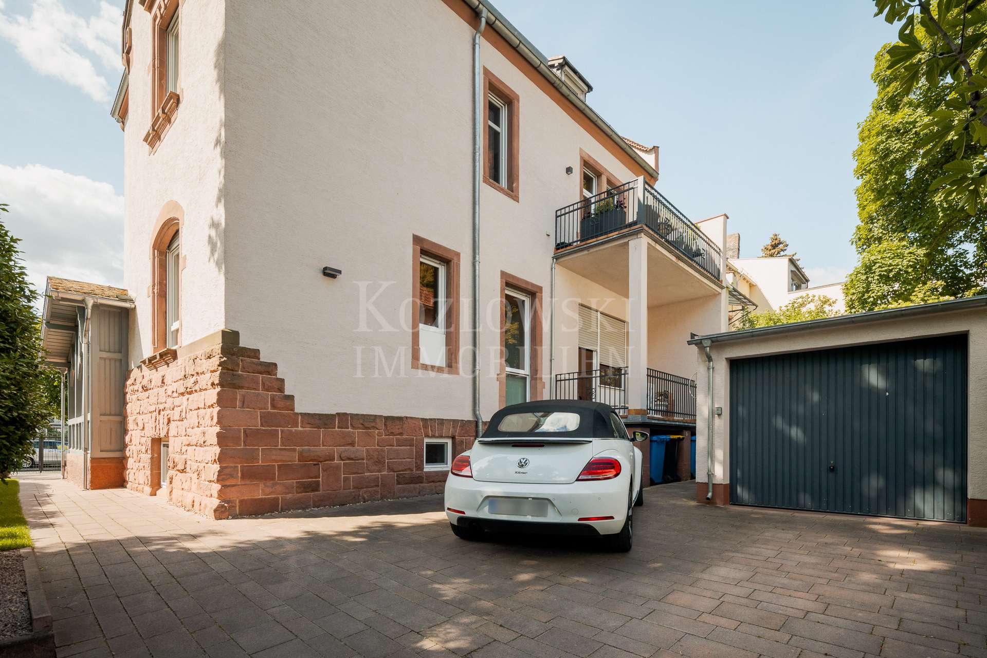 Garage mit Stellplätzen