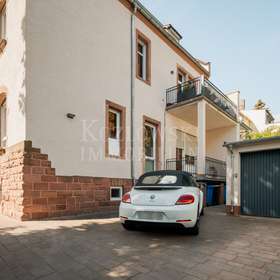 Garage mit Stellplätzen