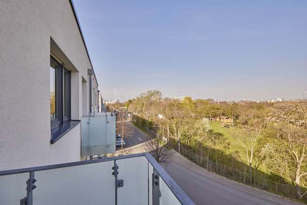 thumbnail von Im Neubauviertel ganz oben – Panoramawohnung mit EBK, Dachterrasse, 2 Balkonen, Lift und TG!