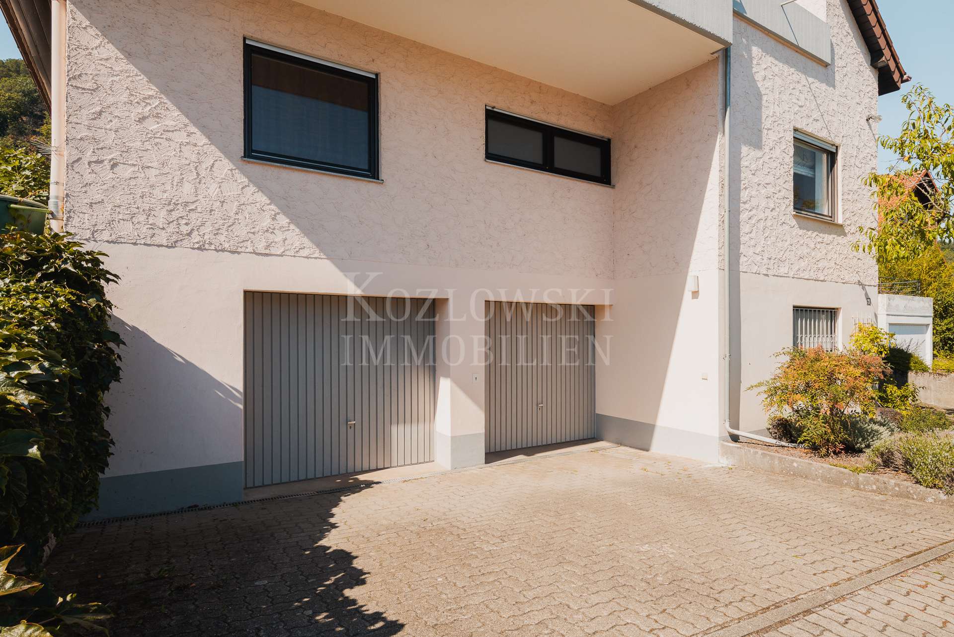 D-Garage mit Stellplätzen