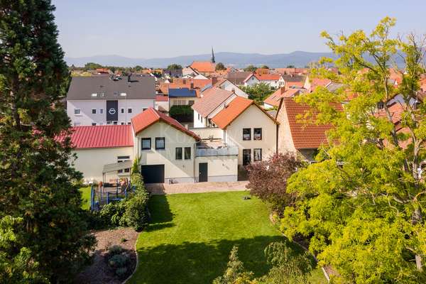 thumbnail von Zweiseithof auf 1220 qm – Besonderes Wohndomizil mit Traumgarten!