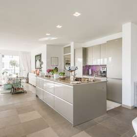 Design-Einbauküche inklusive