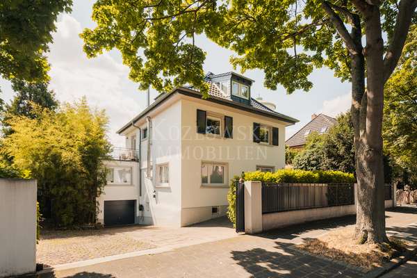 thumbnail von Familienrefugium mit Stil – 30er-Jahre-Stadtvilla mit Traumgarten und Pool!