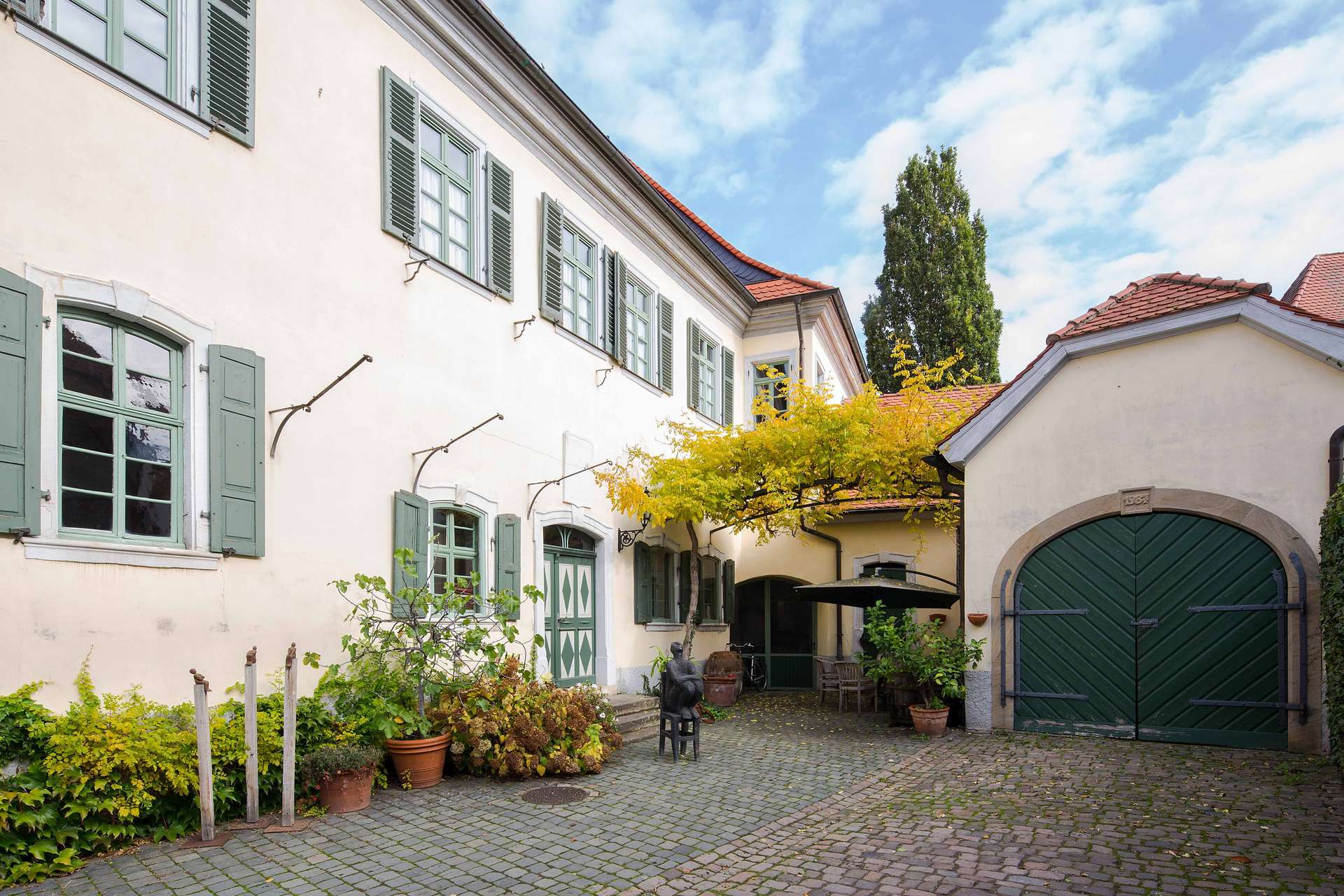 Innenhof nebst Garage