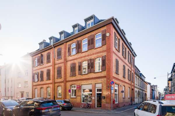 thumbnail von Grundsolide Kapitalanlage – Stilvolles 8-Familienhaus mit kleinem Ladengeschäft!