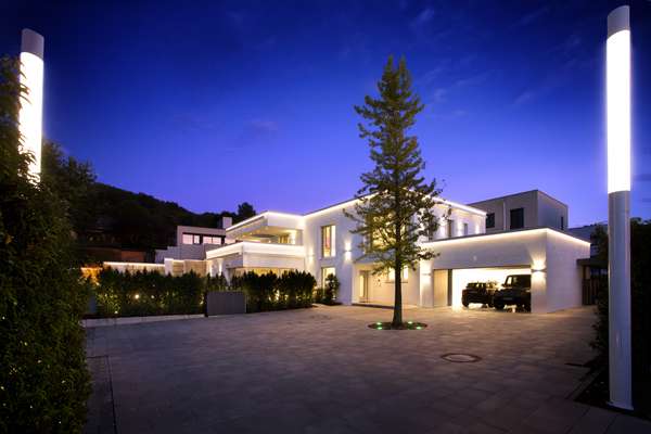 thumbnail von Minimalistische Architektur in top Aussichtslage – Innovative Designvilla mit Pool!