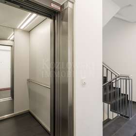 Treppenhaus mit Lift