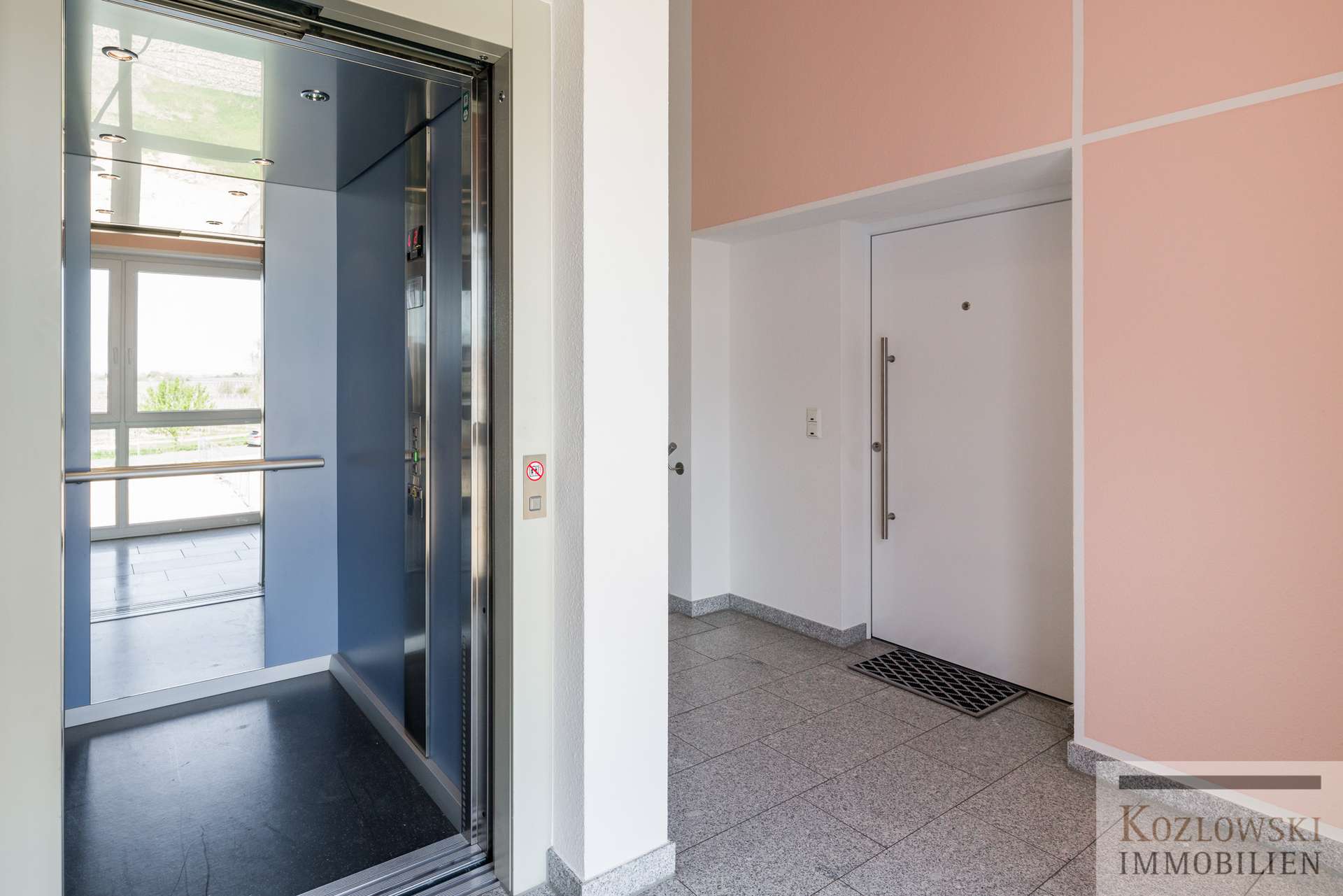 Treppenhaus mit Lift