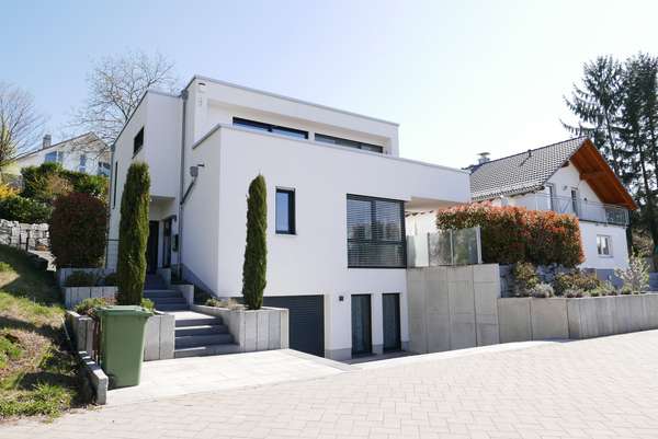 thumbnail von In sonniger Aussichtslage – Klasse Architektenhaus, modern und familiengerecht!