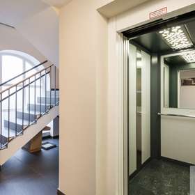 Treppenhaus mit Lift