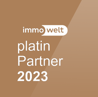 Logo von „immowelt platin partner 2023“ auf zweifarbigem braunem Hintergrund.