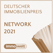 Award-Grafik für „deutscher immobilienpreis netzwerk 2021“ mit einem Stapel Papiere und dem immowelt-Logo auf beigem Hintergrund.