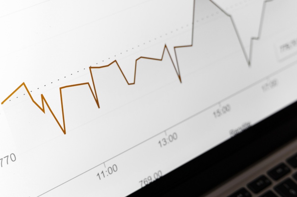 Nahaufnahme eines Börsendiagramms auf einem Laptop-Bildschirm, das Schwankungen der Verkaufspreise zeigt.