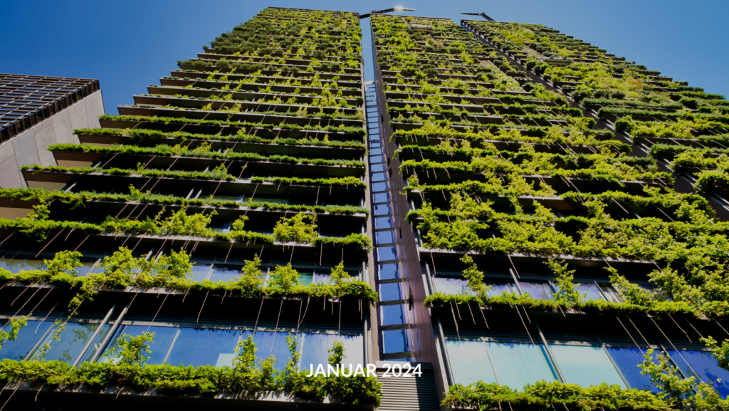 Modernes Hochhaus mit einem vertikalen Garten an der Fassade, fotografiert unter einem klaren blauen Himmel, zeigt Nachhaltigkeit in der modernen Architektur.